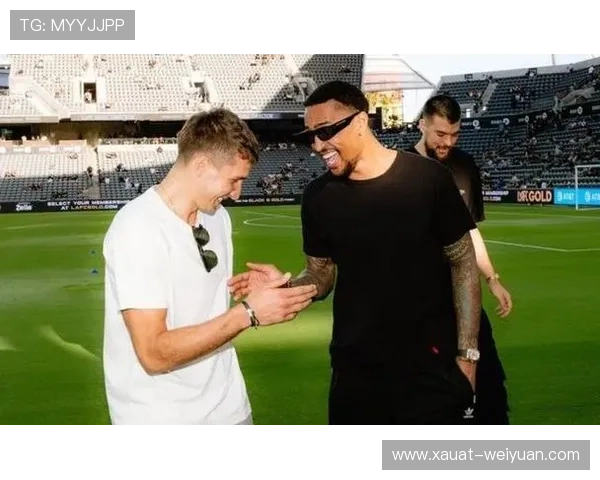 足球明星与篮球迷的跨界交流与热爱碰撞的精彩瞬间 足球明星与篮球迷的跨界交流与热爱碰撞的精彩瞬间