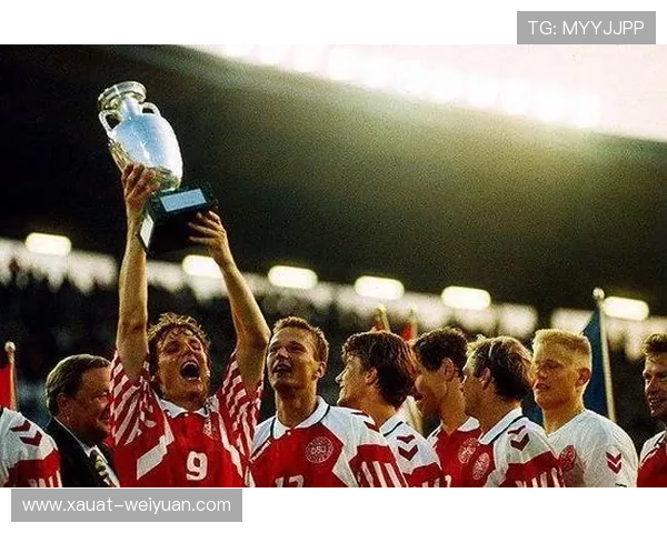 足球场上的奇迹:那些戴手套的足球明星们的传奇故事与精彩瞬间 足球场上的奇迹:那些戴手套的足球明星们的传奇故事与精彩瞬间