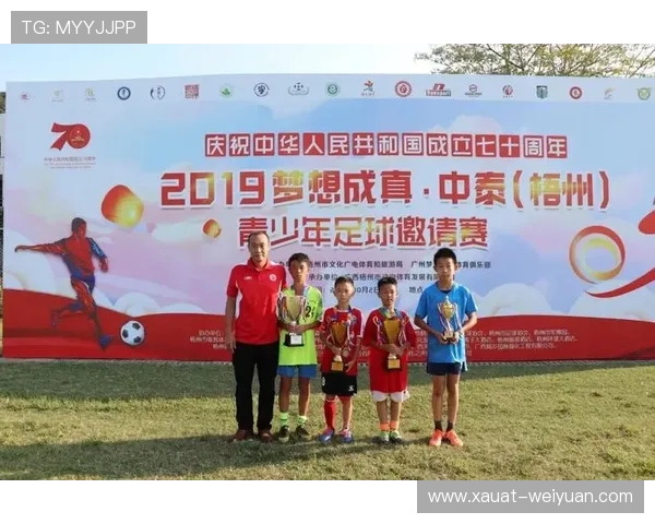 小孩意外收到足球明星亲笔签名礼物感动不已梦想成真