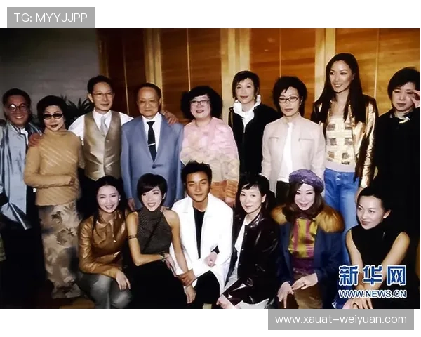 张国荣与足球明星亲密合影展现偶像魅力与运动精神的完美结合